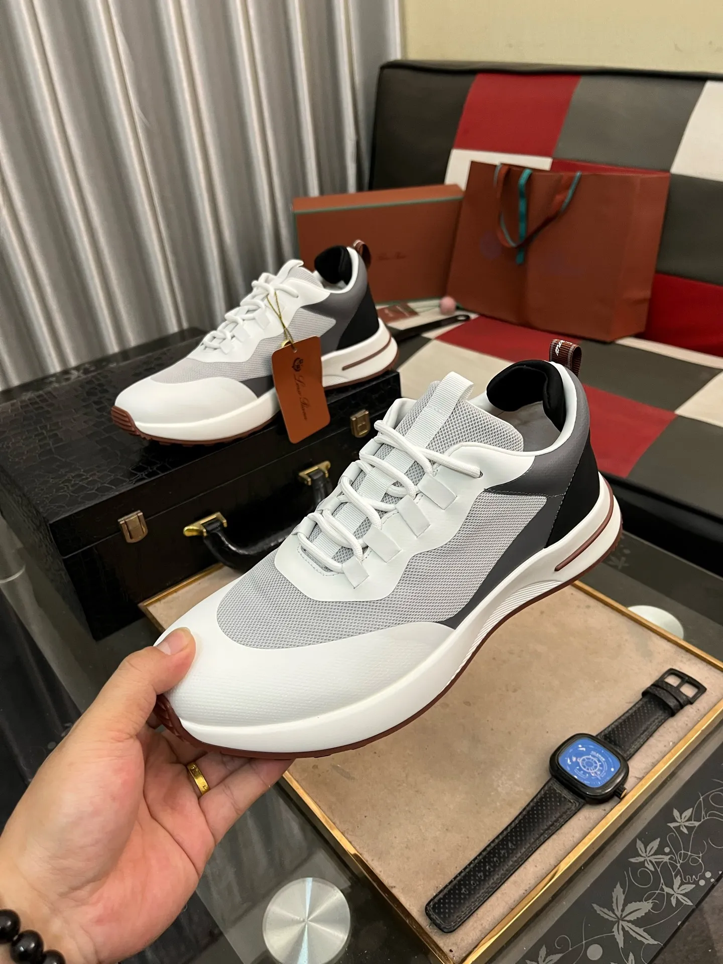 Men's men's shoes💰560⌚️⌚️LoroPiana/Noyo Piana WeekendWalk men's new thick-soled sports shoes, LP lace-up casual shoes that are as comfortable as clouds! The upper is made of cowhide leather, highlighting the sporty style. The lightweight sole adds a touch of modernity to the shoe. Counter original box packaging with dust bag!  Size: 38-449️⃣Colors available
